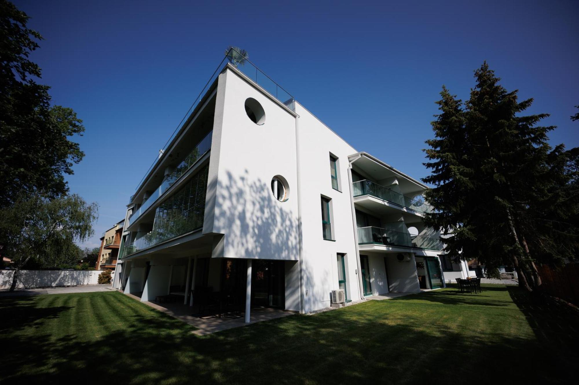Villa Bauhaus Wellness Apartman Шиофок Экстерьер фото